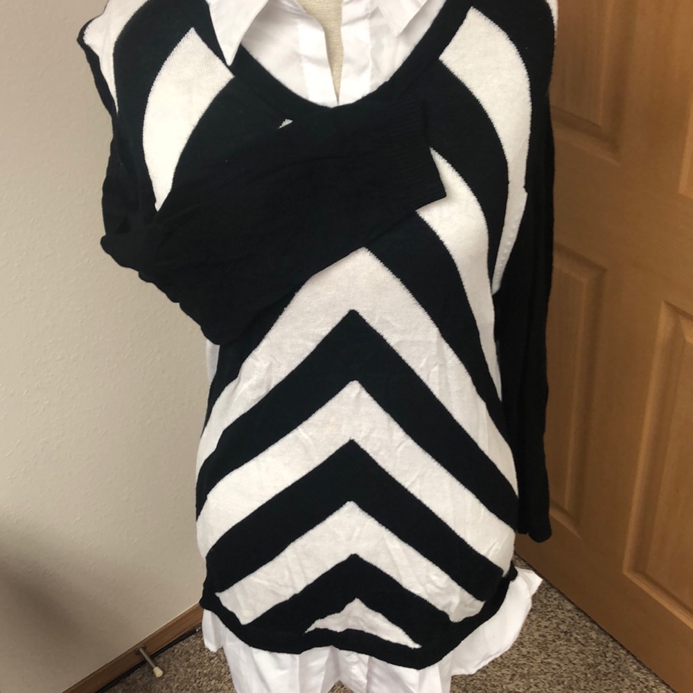 💥3/$15 Gently worn sweater/collared blouse